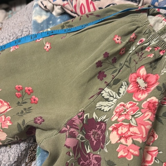 Woman’s green flower print peasant top blouse from Terra Sky - Picture 14 of 14